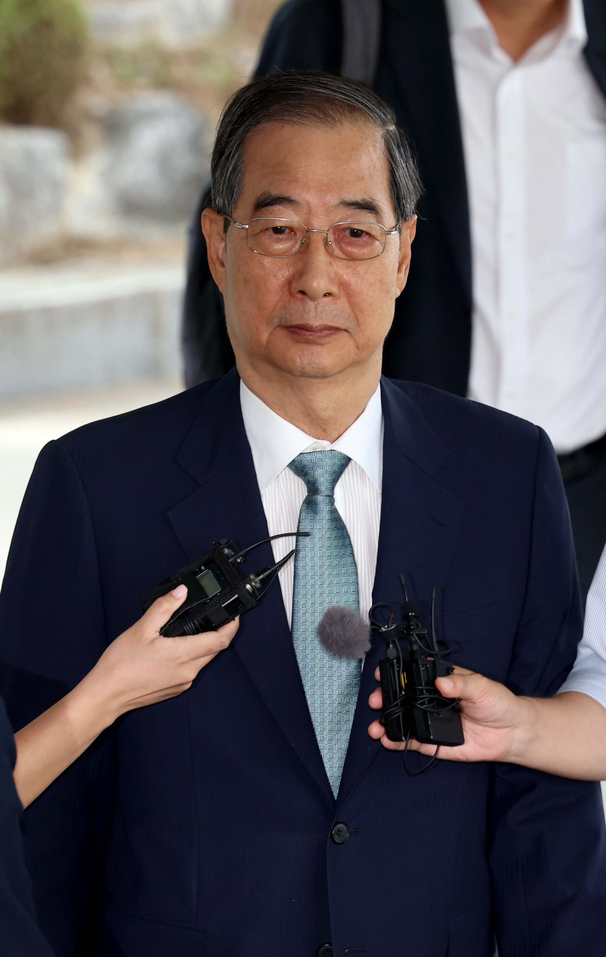 ▲비상계엄 사태에 가담·방조한 혐의를 받는 한덕수 전 국무총리가 22일 서울 서초구 서울고등검찰청에 마련된 내란특별검사팀 사무실에 피의자 신분으로 출석하고 있다. 신태현 기자 holjjak@