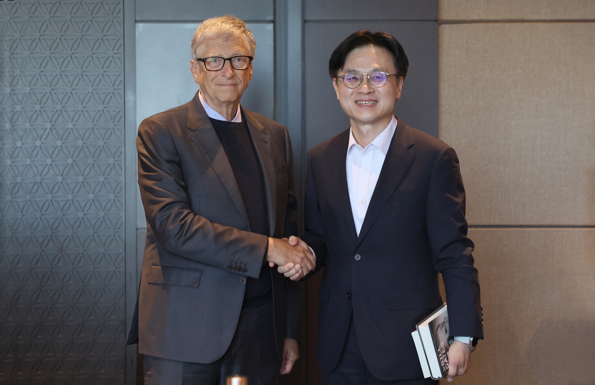▲빌 게이츠 테라파워 회장과 악수하는 김정관 산업통상자원부 장관 (산업통상자원부)