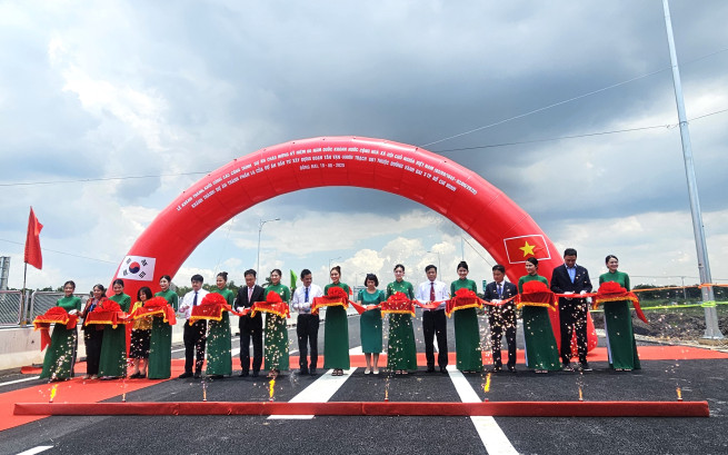 ▲베트남 떤반~년짝 도로건설 2공구 준공 및 개통 기념식에서 관계자들이 기념 촬영을 하고 있다. (사진제공=동부건설)