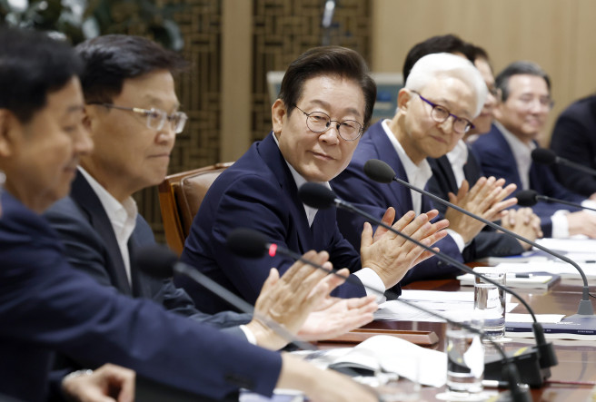 ▲이재명 대통령이 22일 용산 대통령실에서 열린 제1회 국가과학기술자문회의 전원회의에서 참석자 소개에 박수치고 있다.  (연합뉴스)