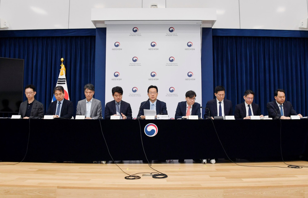 ▲윤인대 기획재정부 차관보(가운데)가 19일 정부세종청사에서 진행된 '새정부 경제성장전략' 상세 브리핑에서 모두발언을 하고 있다. (사진제공=기획재정부)