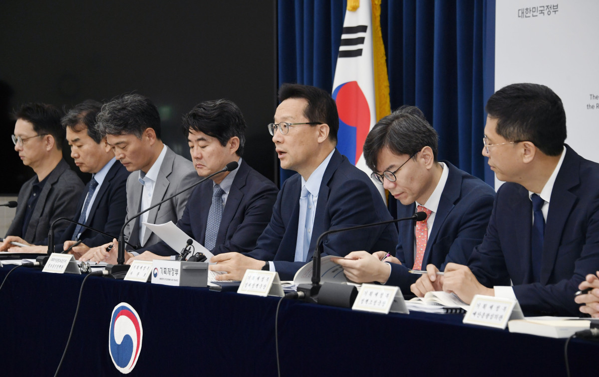 ▲윤인대 기획재정부 차관보가 19일 오전 정부세종청사 중앙동에서 열린 '새정부 경제성장전략 상세 브리핑'에서 주요내용을 발표하고 있다. (사진제공=기획재정부)