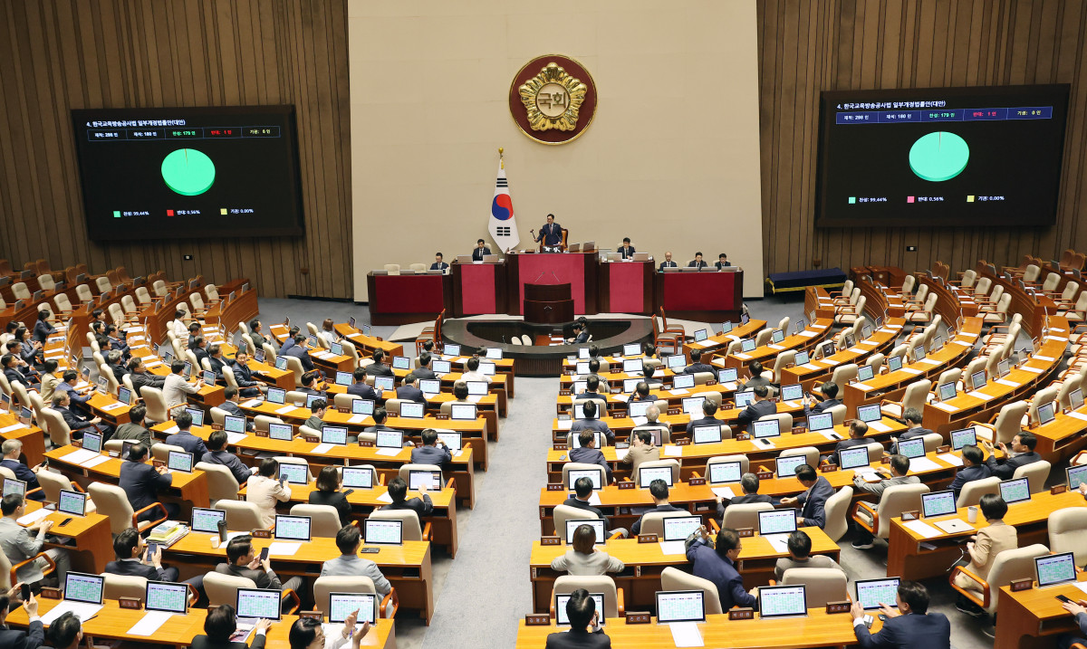 ▲22일 서울 여의도 국회 본회의에서 한국교육방송공사법(EBS법) 개정안이 통과되고 있다. (사진=연합뉴스)