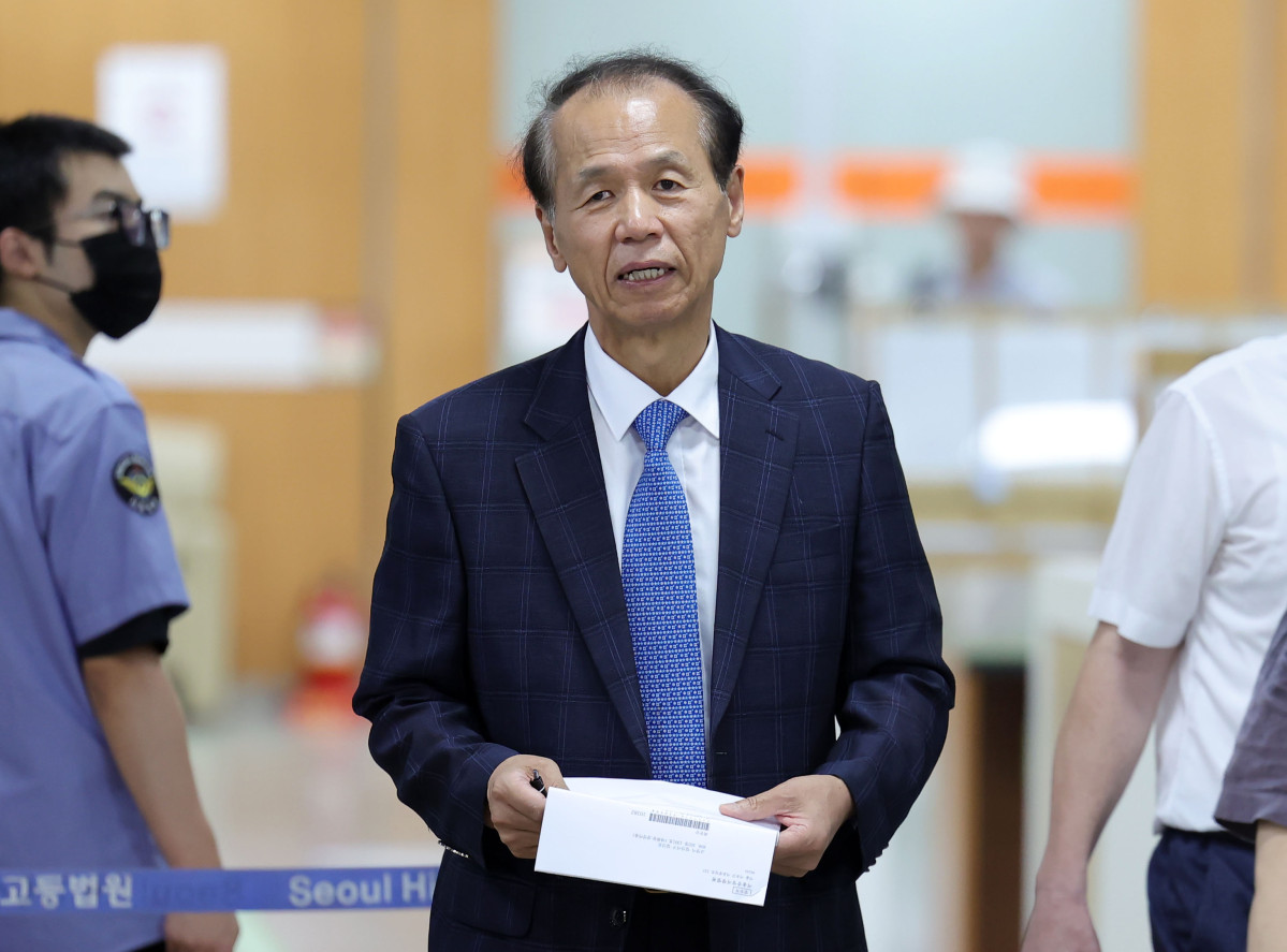 ▲최문순 전 강원도지사가 22일 서울 서초구 서울중앙지방법원에서 열린 알펜시아 리조트 입찰 방해 관련 1심 1회 공판에 출석하고 있다. (연합뉴스)