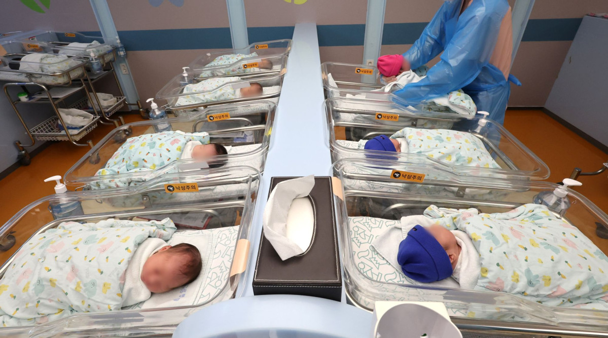 ▲지난달 23일 경기도 고양시 CHA의과학대학교 일산차병원 신생아실에서 간호사가 신생아들을 돌보고 있다. (뉴시스)