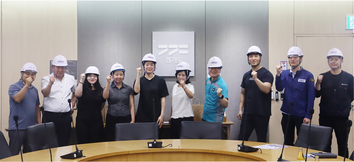 ▲경기도경제과학진흥원 등 판교 주요 공공건물 관리 주체 관계자들이 판교 글로벌R&D센터에서 안전모를 착용하고 산업재해 예방을 위한 정기회의를 진행하고 있다. (경기도경제과학진흥원)