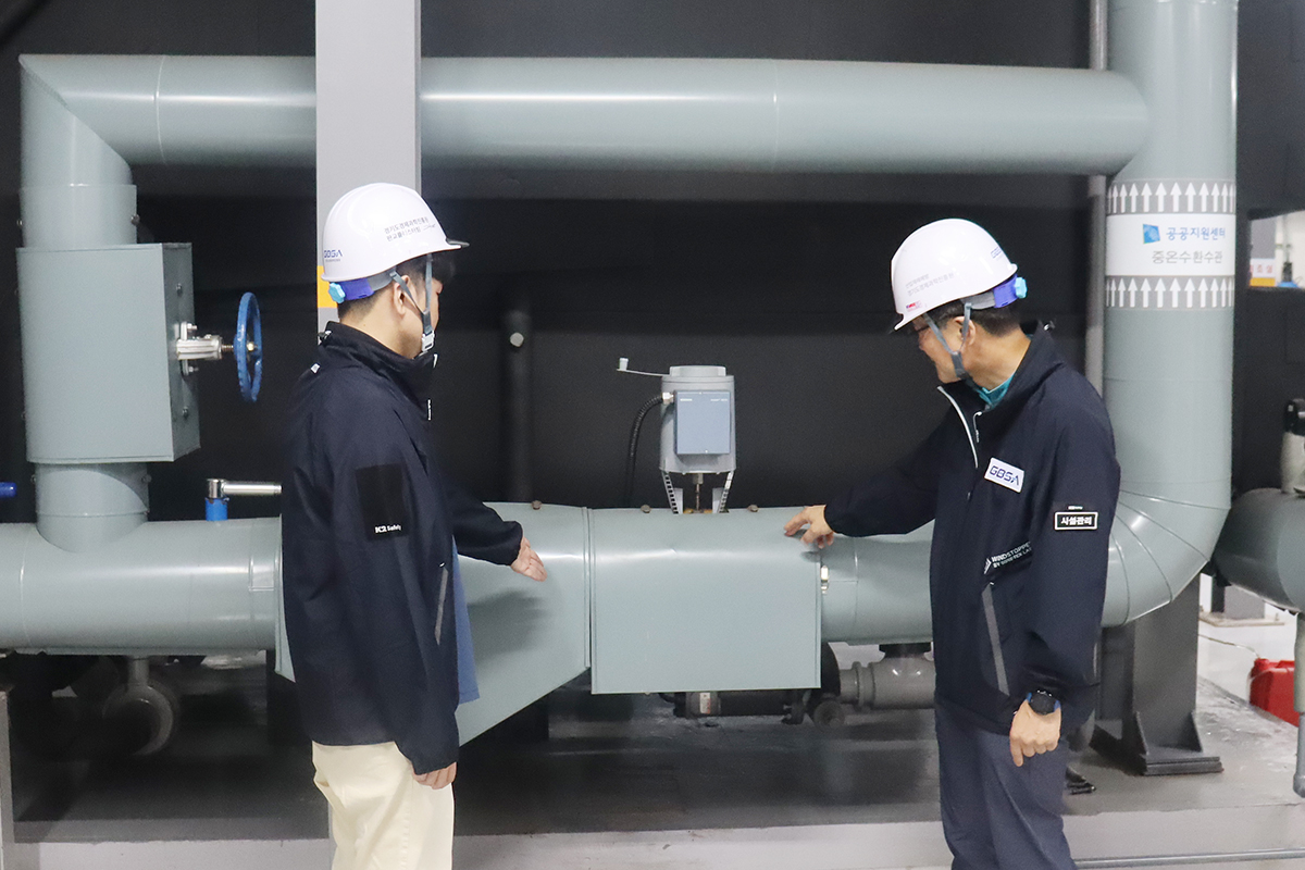 ▲경기도경제과학진흥원 관계자가 판교 글로벌R&D센터의 산업 시설 현장에서 중온수 합수관 등 주요 설비의 안전 점검을 실시하고 있다. (경기도경제과학진흥원)