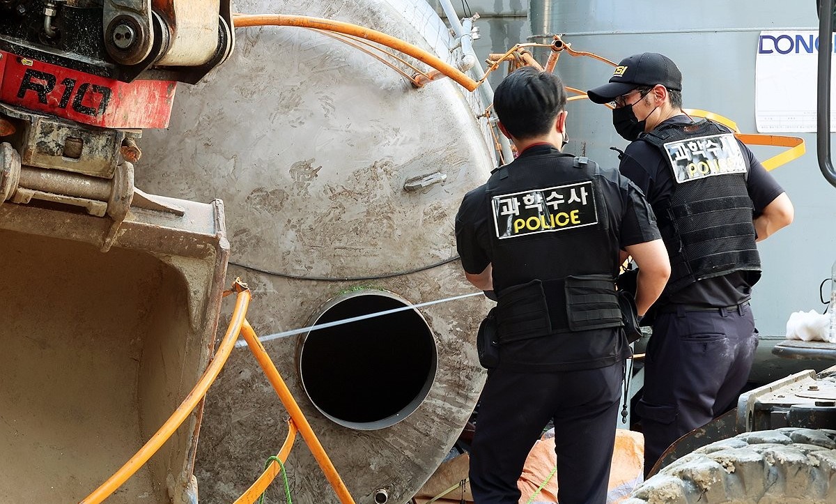 ▲전남 순천시 한 레미콘공장에서 간이탱크 청소작업 중이던 작업자들이 의식 불명 상태에 빠지는 사고 현장에서 경찰과 학수사대가 현장 조사하고 있다.  (사진제공=연합뉴스)