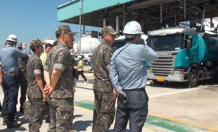 ▲GS칼텍스 여수공장에서 '2025 UFS 연습의 일환으로 민관군 합동 유류인수와 분배훈련'이 펼쳐지고 있다. (사진제공=GS칼텍스)