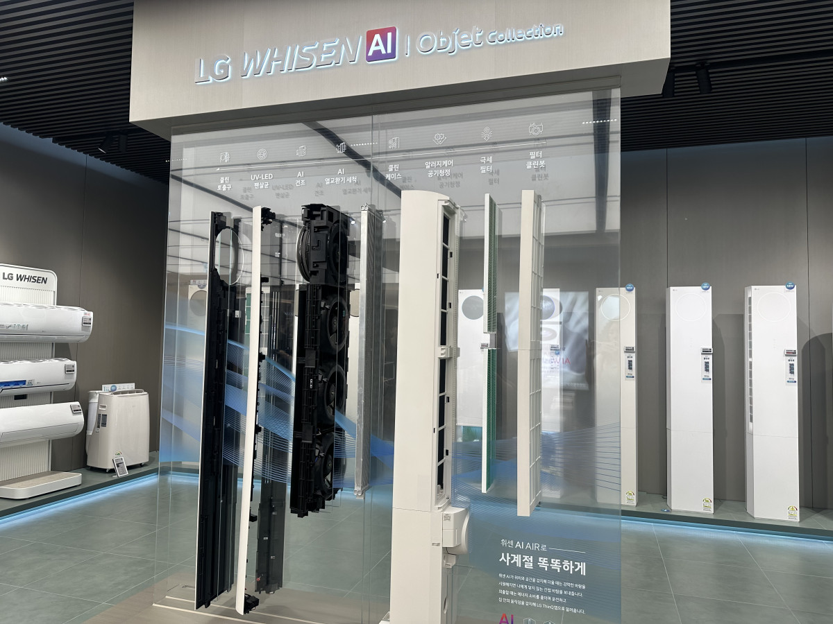 ▲서울 강남구 학동사거리 'LG전자 플래그십 D5' 내부 모습. 이곳에서는 LG전자의 휘센을 분해해서 실제 크기로 전시했다. 공기의 흐름을 따라서, 어떻게 정화되고 순환되는지 공기 청정 방식을 시각화해서 한 눈에 이해할 수 있게 돕는다. (이수진 기자)