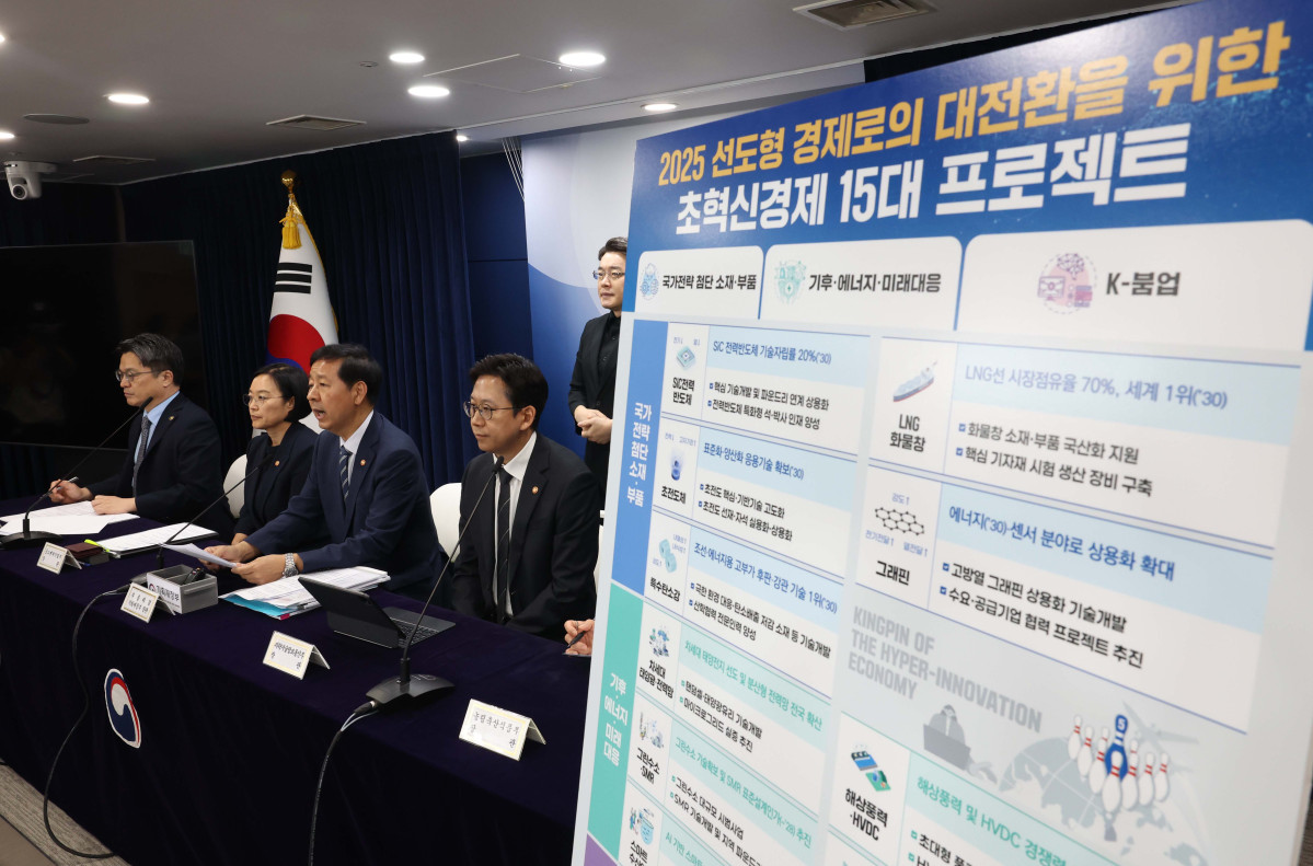 ▲구윤철 부총리 겸 기획재정부 장관이 22일 서울 종로구 정부서울청사에서 열린 새정부 경제성장전략 관계부처 합동 브리핑에서 발언하고 있다. 신태현 기자 holjjak@