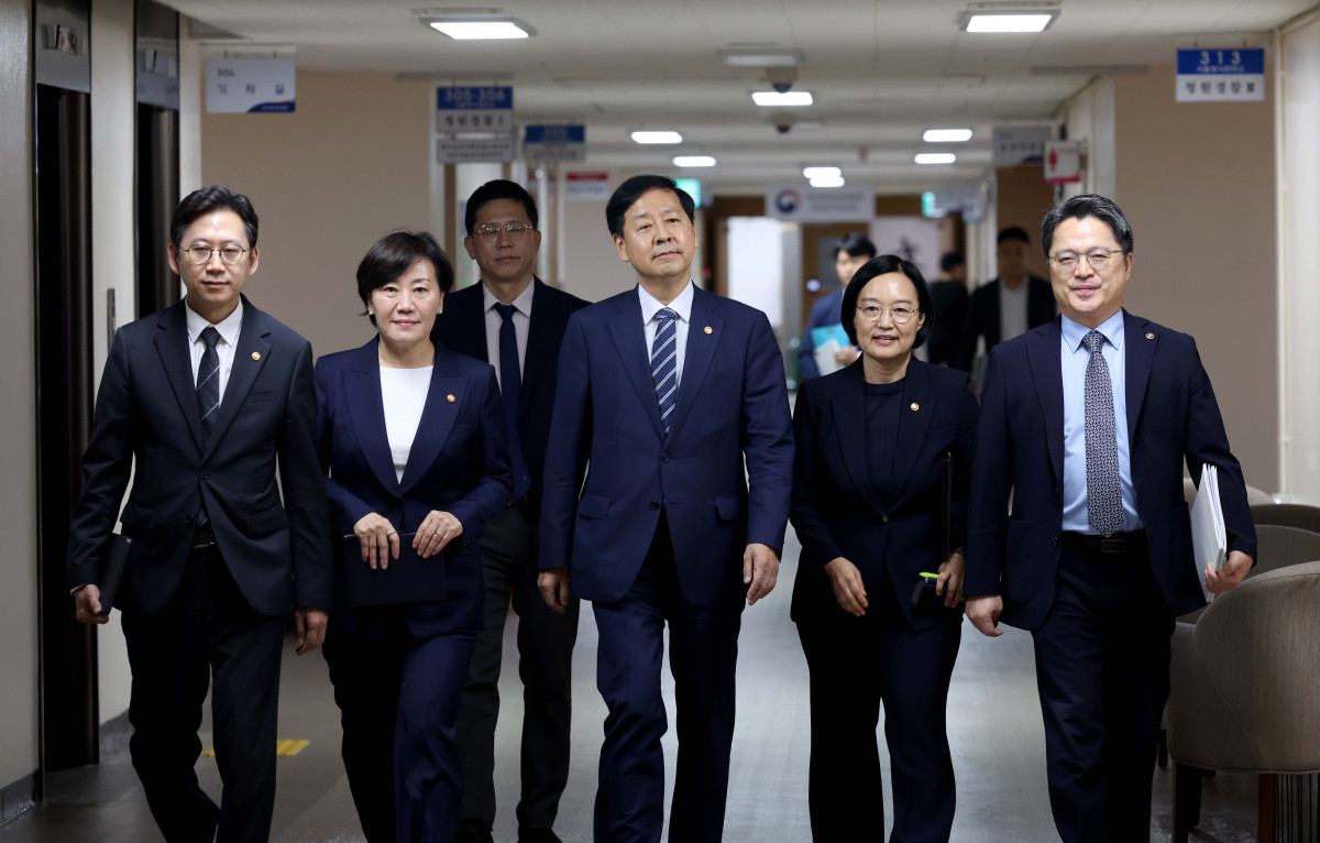 ▲구윤철 부총리 겸 기획재정부 장관과 국무위원들이 22일 서울 종로구 정부서울청사에서 열린 새정부 경제성장전략 관계부처 합동 브리핑에 참석하고 있다. 사진 왼쪽부터 배경훈 과학기술정보통신부 장관, 송미령 농림축산식품부 장관, 구 부총리, 한성숙 중소벤처기업부 장관, 문신학 산업통상자원부 1차관. 신태현 기자 holjjak@