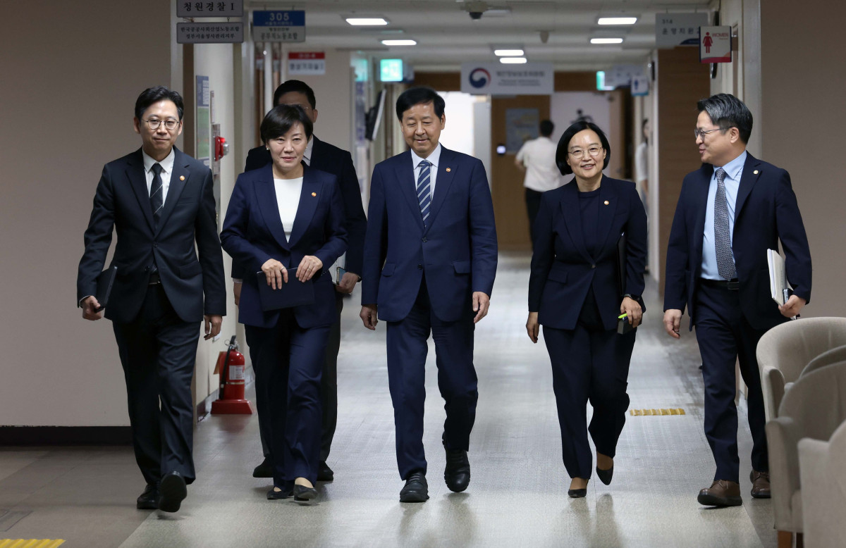 ▲구윤철 부총리 겸 기획재정부 장관과 국무위원들이 22일 서울 종로구 정부서울청사에서 열린 새정부 경제성장전략 관계부처 합동 브리핑에 참석하고 있다. 사진 왼쪽부터 배경훈 과학기술정보통신부 장관, 송미령 농림축산식품부 장관, 구 부총리, 한성숙 중소벤처기업부 장관, 문신학 산업통상자원부 1차관. 신태현 기자 holjjak@