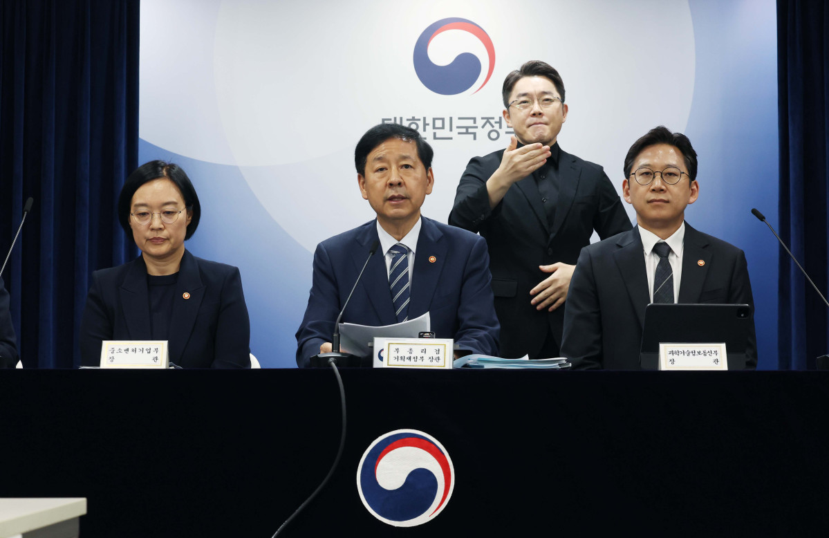 ▲구윤철 부총리 겸 기획재정부 장관이 22일 서울 종로구 정부서울청사에서 열린 새정부 경제성장전략 관계부처 합동 브리핑에서 발언하고 있다. 신태현 기자 holjjak@