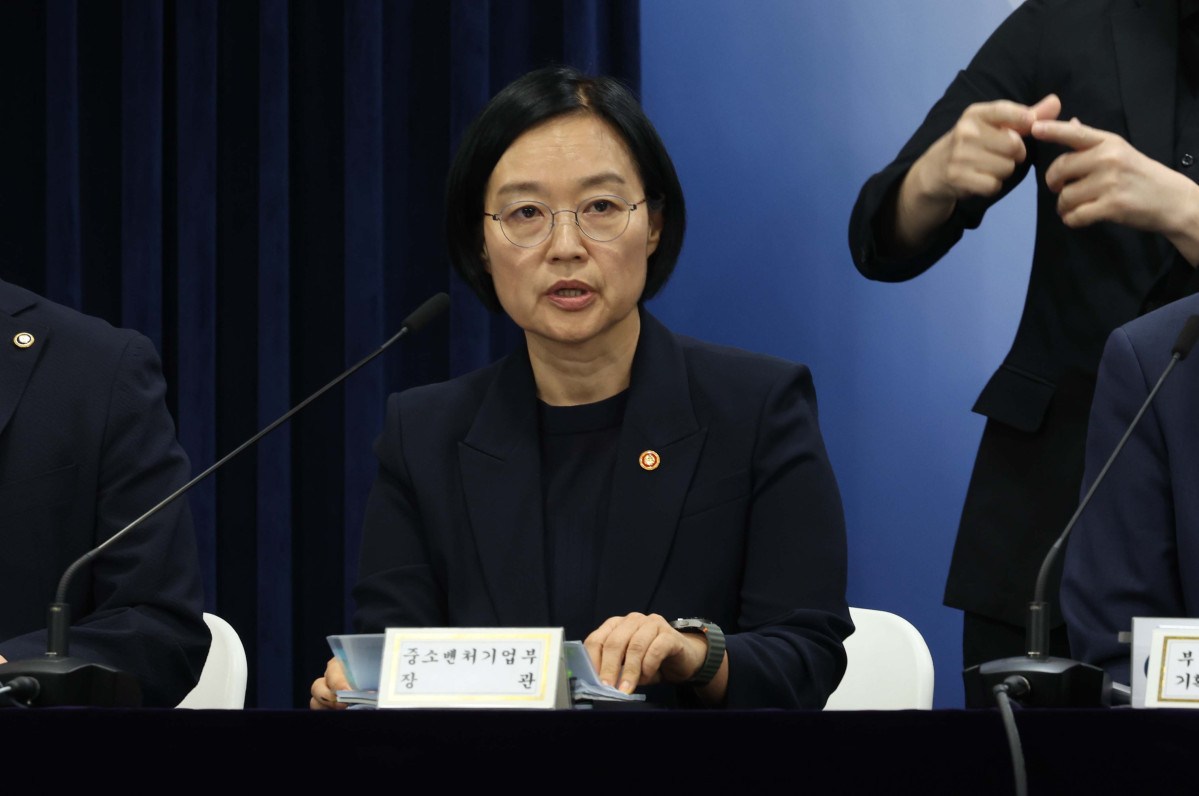 ▲한성숙 중소벤처기업부 장관이 22일 서울 종로구 정부서울청사에서 열린 새정부 경제성장전략 관계부처 합동 브리핑에서 발언하고 있다. 신태현 기자 holjjak@