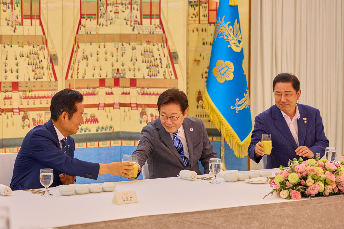 ▲이재명 대통령이 20일 서울 한남동 관저에서 열린 더불어민주당 신임 지도부와 만찬에서 정청래 대표, 김병기 원내대표와 주스 건배를 하고 있다. (사진=대통령실 제공) (사진=뉴시스)
