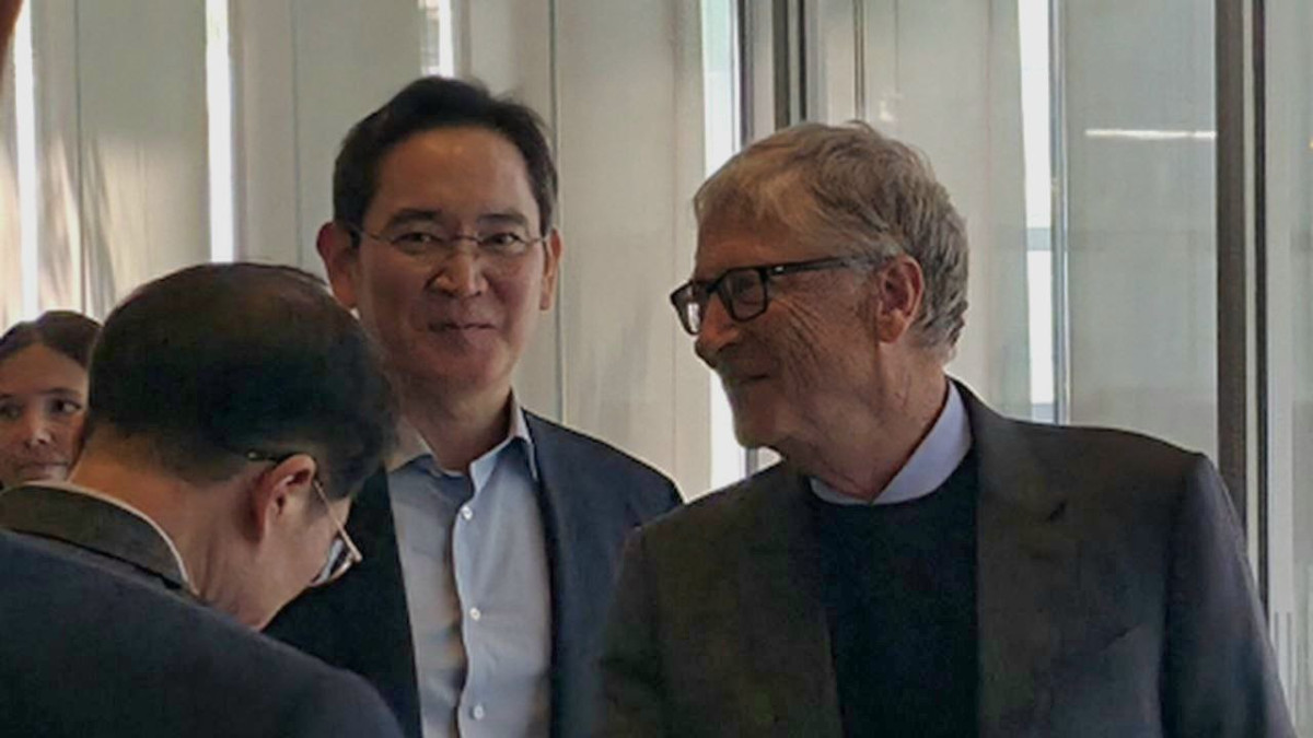 ▲이재용 삼성전자 회장이 22일 삼성전자 서초 사옥을 방문해 오찬을 함께 한 빌 게이츠 게이츠재단 이사장을 배웅하고 있다. (사진제공-삼성전자)