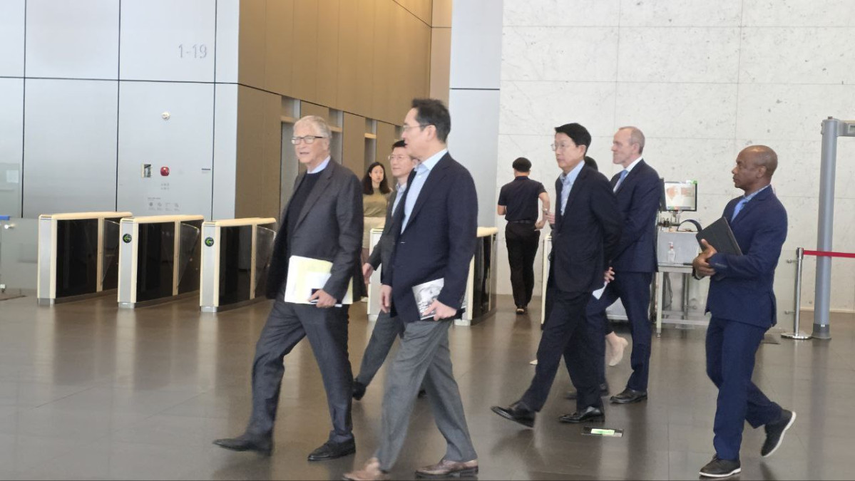 ▲이재용 삼성전자 회장이 22일 삼성전자 서초 사옥을 방문해 오찬을 함께 한 빌 게이츠 게이츠재단 이사장을 배웅하고 있다. (사진제공-삼성전자)