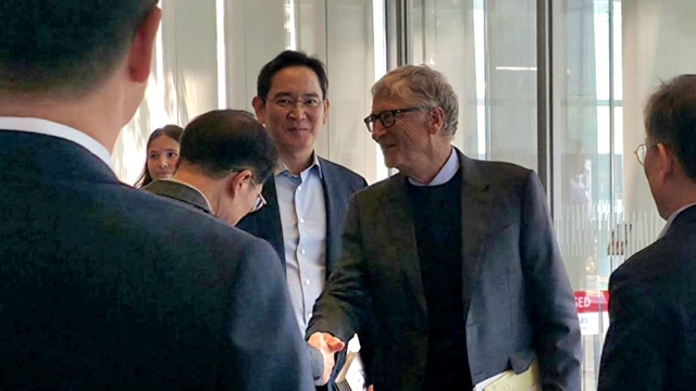 ▲이재용(가운데 왼쪽) 삼성전자 회장이 22일 삼성전자 서초 사옥을 방문해 오찬을 함께 한 빌 게이츠(가운데 오른쪽) 게이츠재단 이사장을 배웅하고 있다.  (삼성전자)