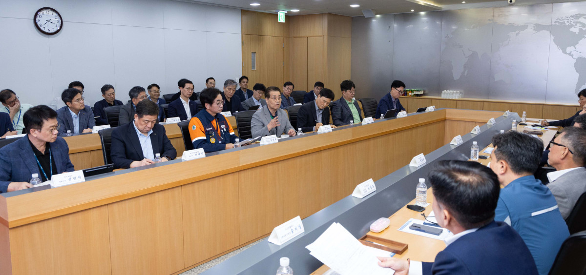 ▲장인화 포스코그룹 회장이 8월 22일 포스코센터에서 열린 그룹 안전 특별점검회의에서 참석자들과 안전 혁신 방안에 대해 논의하고 있다. (사진제공=포스코그룹)