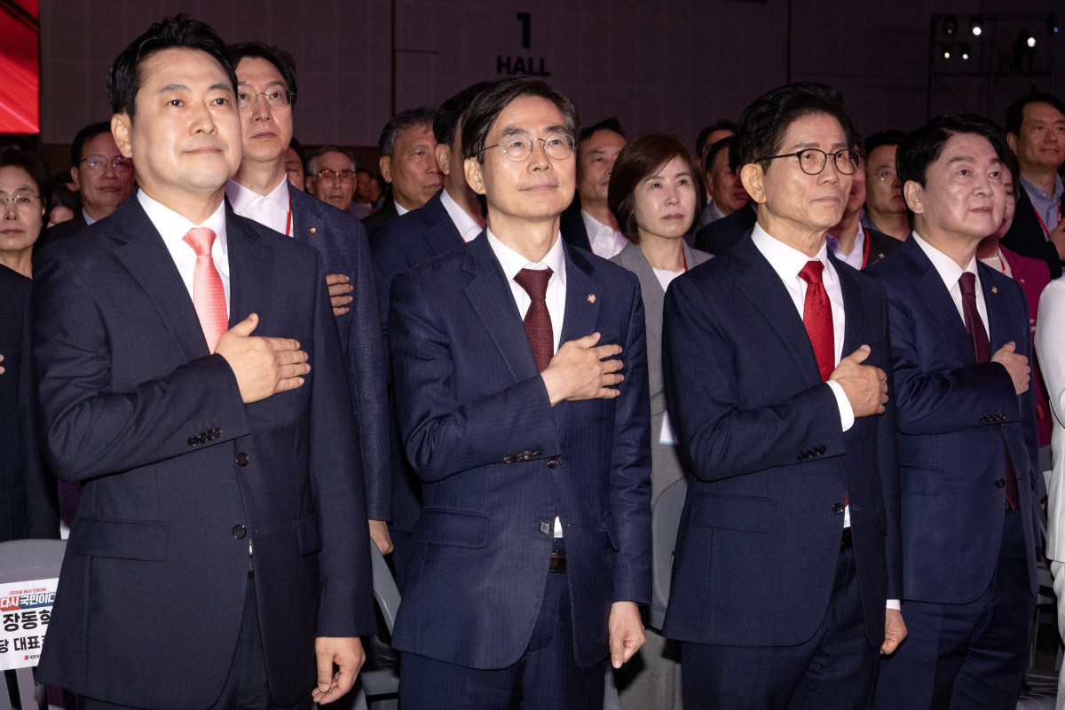 ▲22일 충북 청주시 흥덕구 청주오스코에서 열린 국민의힘 제6차 전당대회에서 장동혁(왼쪽부터), 조경태, 김문수, 안철수 당 대표 후보가 국기에 경례하고 있다. 2025.8.22 [공동취재] (연합뉴스)