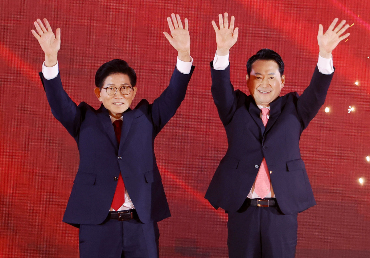 ▲22일 충북 청주시 흥덕구 청주오스코에서 열린 국민의힘 제6차 전당대회에서 결선에 진출한 김문수, 장동혁 당 대표 후보가 손을 흔들고 있다.     이날 국민의힘 당 대표 선거는 4명의 후보가 모두 과반 득표에 실패해 1, 2위를 기록한 김문수, 장동혁 후보가 결선에 진출, 재투표를 실시해 오는 26일 당선인을 발표할 계획이다. 2025.8.22 (연합뉴스)