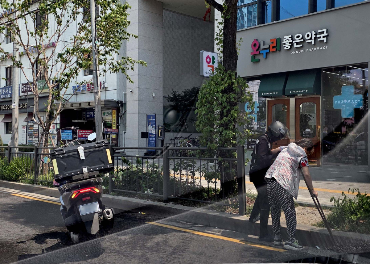 ▲서울의 한 교차로 앞, 신호 대기중이던 오토바이 한 대가 갑자기 맨 끝차로로 우회전하며 진입하던 차량들을 막아세운다. 오토바이가 끼어들기를 하려는줄 알았더니 차도에 넘어진 할머니를 부축해 보행로로 모셔다 드린 뒤 한참을 지켜보고 있었다. 차에선 잘 보이지 않는 위치라 자칫하면 큰 사고가 날수도 있던 상황, 배달라이더의 순간적인 대응에 박수를 보낸다. (신태현 기자 holjjak@)