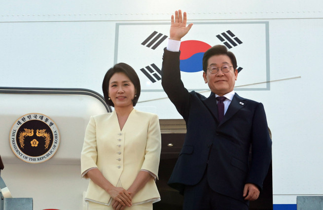 ▲이재명 대통령과 김혜경 여사가 일본·미국 방문을 위해 23일 성남 서울공항을 출발하며 공군 1호기에 올라 인사하고 있다.  (연합뉴스)