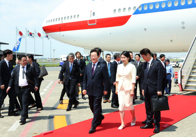 ▲<YONHAP PHOTO-3010> 이재명 대통령 부부, 일본 도착    (도쿄=연합뉴스) 홍해인 기자 = 1박2일 일정으로 일본을 방문하는 이재명 대통령과 김혜경 여사가 23일 일본 도쿄 하네다공항에 도착해 이동하고 있다. 2025.8.23    hihong@yna.co.kr/2025-08-23 11:24:23/<저작권자 ⓒ 1980-2025 ㈜연합뉴스. 무단 전재 재배포 금지, AI 학습 및 활용 금지> (연합뉴스)