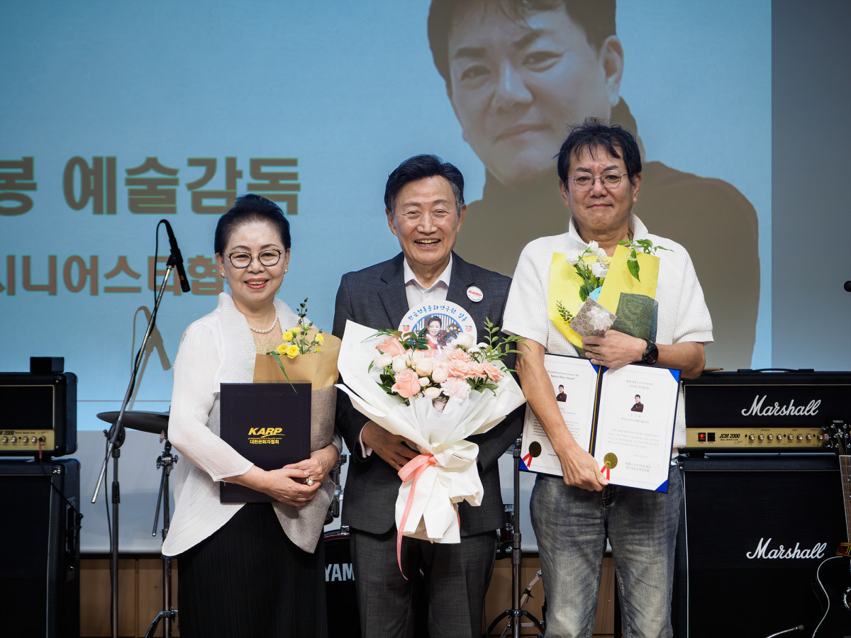▲‘시니어 히어로’에 선정된 인남순 한국전통문화연구원 원장(좌)과 장기봉 한국시니어스타협회 총감독(주). 가운데는 주명룡 대한은퇴자협회 대표.(이준호 기자)