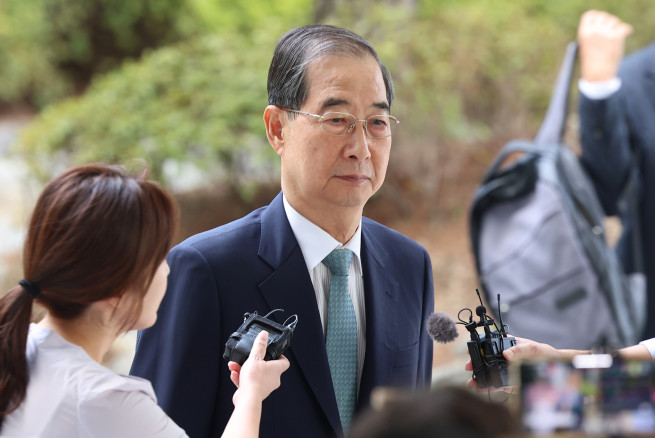 ▲한덕수 전 국무총리가 22일 '12·3 비상계엄' 관련 내란·외환 사건을 수사하는 조은석 특별검사팀 사무실이 마련된 서울 서초구 서울고등검찰청으로 출석하고 있다. 2025.8.22. (연합뉴스)