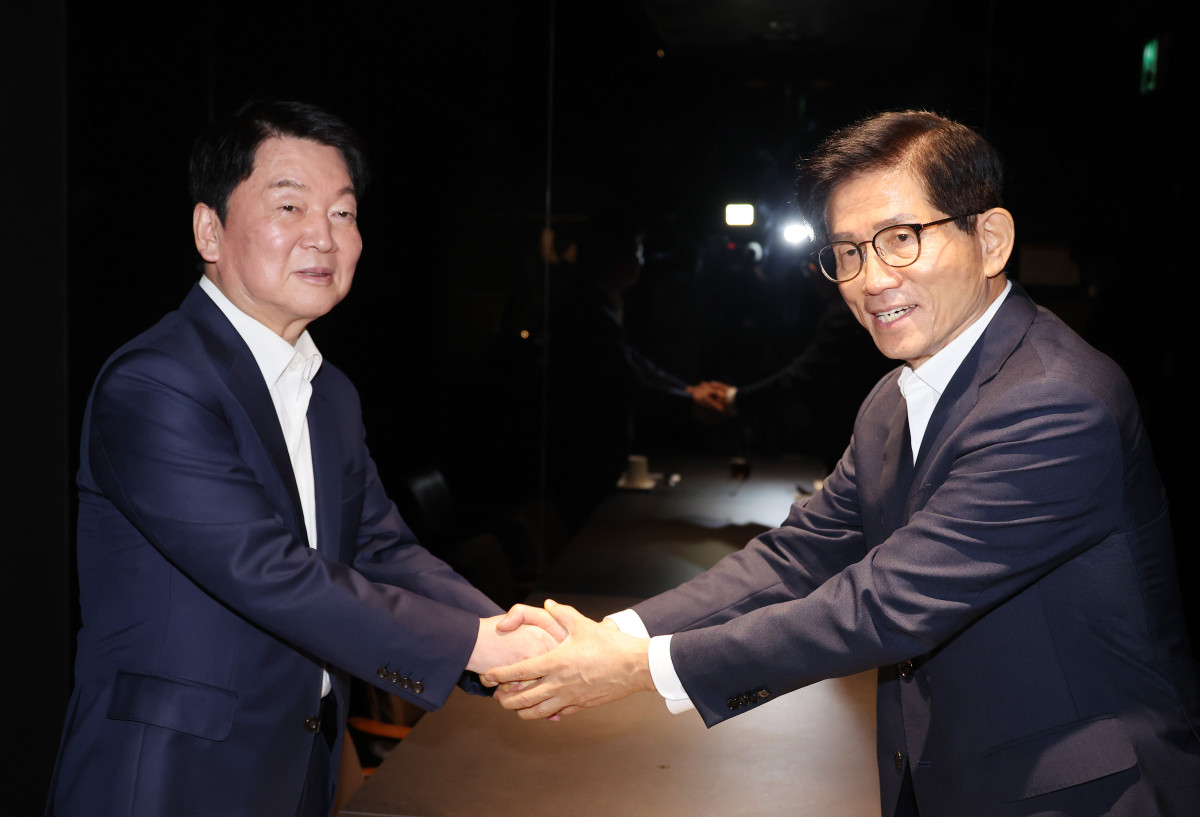 ▲국민의힘 김문수 당 대표 후보(오른쪽)와 안철수 의원이 23일 서울 여의도의 한 식당에서 만나고 있다.  (연합뉴스)