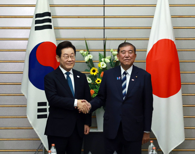 ▲이재명 대통령과 이시바 시게루 일본 총리가 23일 일본 도쿄 총리 관저에서 열린 한일 확대정상회담에 앞서 기념촬영을 하며 악수하고 있다.  (연합뉴스)
