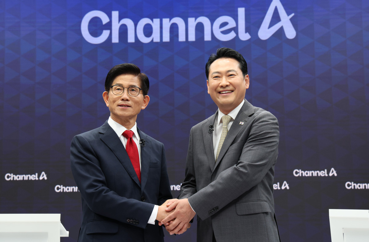 ▲국민의힘 당 대표 선거 결선에 진출한 김문수·장동혁 후보가 23일 서울 채널A 광화문 스튜디오에서 열린 방송토론회에서 기념촬영을 하고 있다.  (연합뉴스)