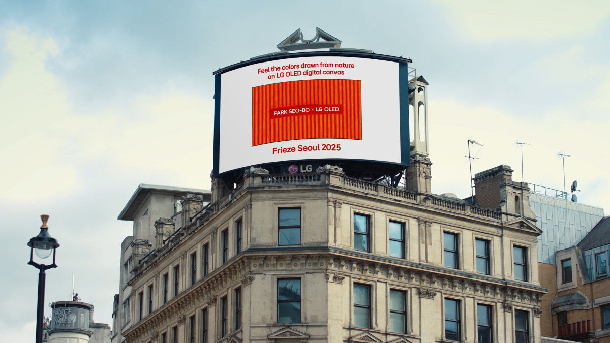 ▲LG전자는 내달 3일부터 나흘간 서울 코엑스에서 열리는 세계적인 아트페어 '프리즈 서울 2025'에 참가해 한국 단색화의 거장 故 박서보 화백의 작품을 LG 올레드 TV를 통해 선보인다. 사진은 런던 피카딜리 광장에 위치한 대형 전광판에서 예고 영상을 상영하고 있는 모습. (사진제공-LG전자)
