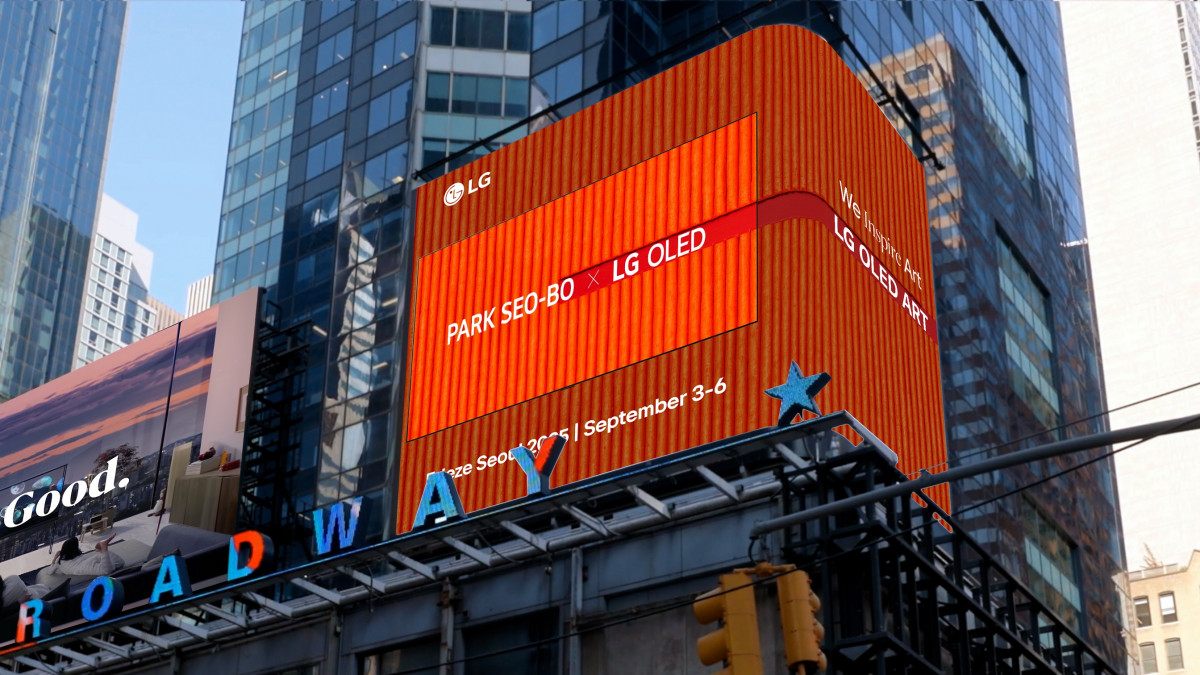 ▲LG전자는 내달 3일부터 나흘간 서울 코엑스에서 열리는 세계적인 아트페어 '프리즈 서울 2025'에 참가해 한국 단색화의 거장 故 박서보 화백의 작품을 LG 올레드 TV를 통해 선보인다. 사진은 뉴욕 타임스스퀘어에 위치한 대형 전광판에서 예고 영상을 상영하고 있는 모습. (사진제공-LG전자)
