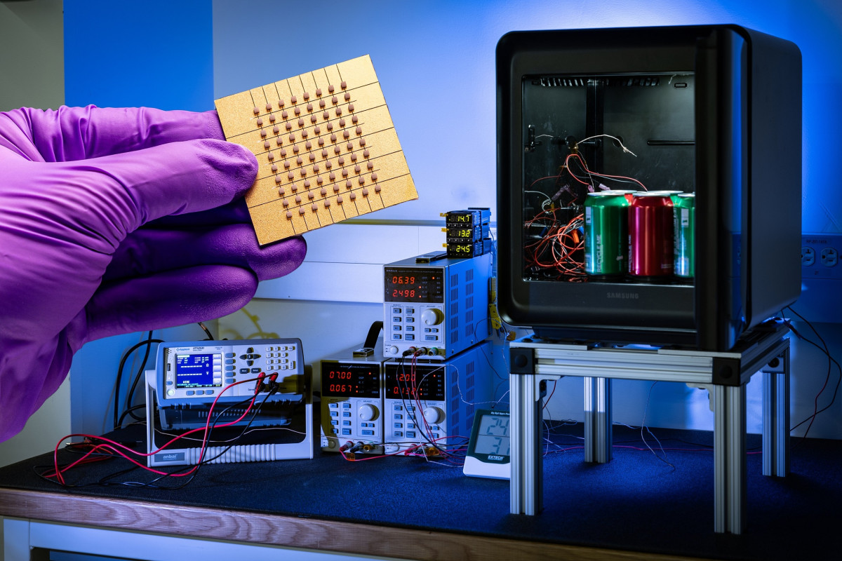 ▲삼성전자와 존스홉킨스대학 연구팀이 개발한 나노 박막 펠티어 소자와 고효율 펠티어 냉장고 (사진제공-삼성전자)
