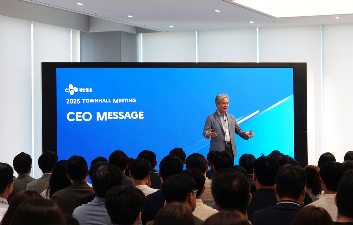 ▲CJ대한통운 신영수 대표가 22일 서울 종로 본사에서 열린 임직원 대상 2025 타운홀 미팅에서 발표하고 있다. (사진=CJ대한통운)