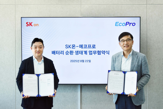 ▲이경민 SK온 사업개발실장(왼쪽)과 박석회 에코프로씨엔지 대표(오른쪽)가 22일 에코프로 서울사무소에서 배터리 순환 생태계 업무협약을 맺은 뒤 기념촬영을 하고 있다. (사진제공=SK온)