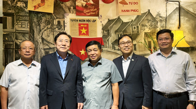 ▲김기문 중기중앙회장은 22일 베트남 하노이에서 응우옌 찌 쭝 부총리와 만나 간담회를 가졌다. 사진 왼쪽부터 응우옌 반 떤 VINASME 회장, 김 회장, 응우옌 찌 쭝 부총리, 최영삼 주베트남 한국대사, 응우옌 뜩 땀 재무부 차관. (사진제공=중소기업중앙회)