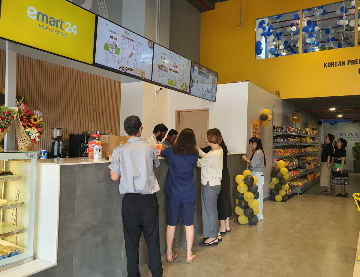▲이마트24 인도 1호점(BHS) 내부 (사진제공=이마트24)
