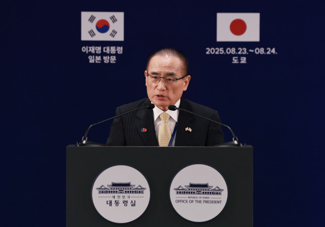 ▲위성락 국가안보실장이 24일 일본 도쿄의 한국프레스센터가 마련된 호텔에서 이재명 대통령의 일본 방문 관련 브리핑을 하고 있다. (연합뉴스)