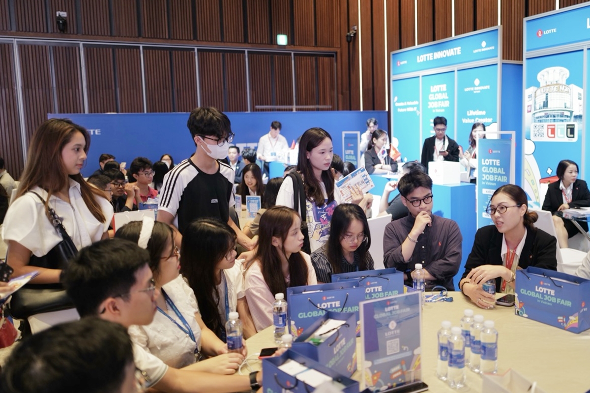 ▲롯데는 22일 L7 웨스트레이크 하노이 바이 롯데에서 '2025 롯데 글로벌 잡페어'를 개최했다. 베트남 현지 롯데 직원과 행사에 참여한 취업준비생들이 직무 및 채용 관련 질의응답을 진행하고 있다. (사진제공=롯데지주)