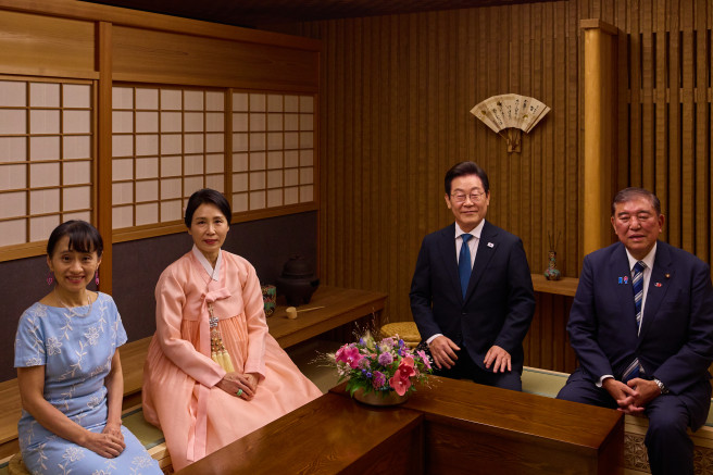 ▲1박2일 일정으로 일본을 방문한 이재명 대통령과 김혜경 여사가 23일 일본 도쿄 총리 관저에서  이시바 시게루 일본 총리, 부인 이시바 요시코 여사와 양국 정상 부부 친교 행사를 하며 기념촬영을 하고 있다.  (연합뉴스)