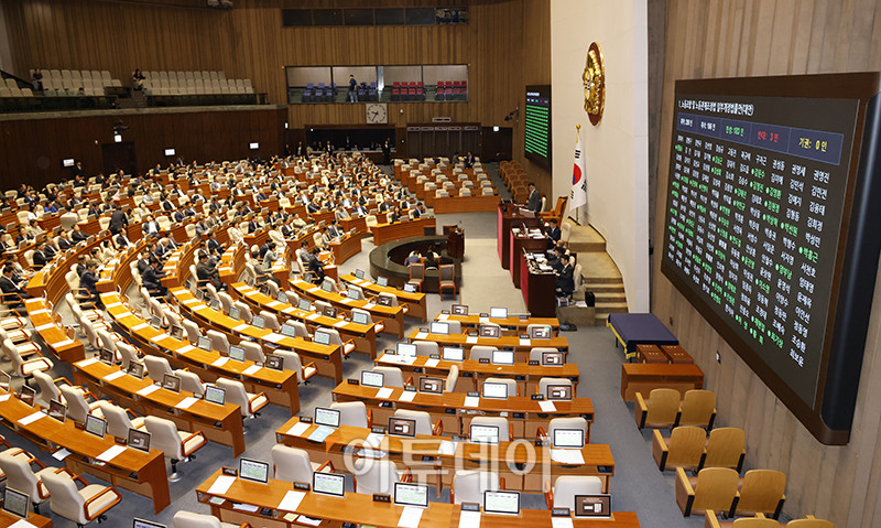 ▲24일 서울 여의도 국회에서 열린 본회의에서 노동조합 및 노동관계조정법 일부개정법률안(노란봉투법)이 통과되고 있다. (고이란 기자 photoeran@)