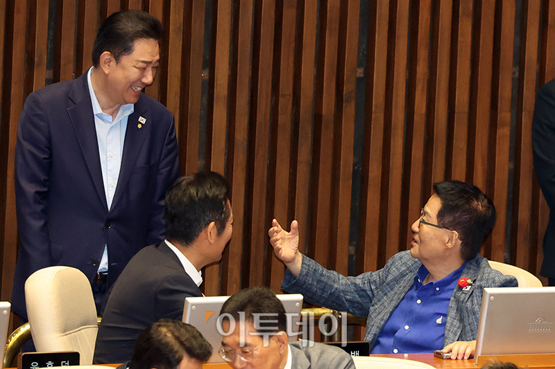 ▲정청래(가운데) 더불어민주당 대표가 24일 서울 여의도 국회에서 열린 본회의에서 김병기(왼쪽) 원내대표, 박지원 의원과 대화하고 있다. 고이란 기자 photoeran@