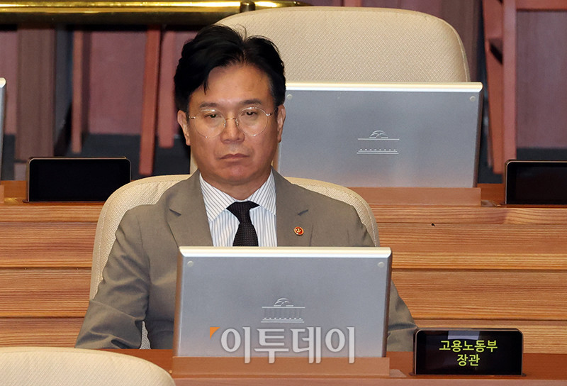 ▲김영훈 고용노동부 장관이 24일 서울 여의도 국회에서 열린 본회의에 참석하고 있다. 고이란 기자 photoeran@