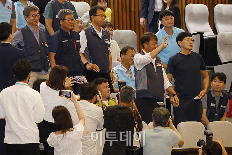 ▲24일 서울 여의도 국회에서 열린 본회의에서 노동조합 및 노동관계조정법 일부개정법률안(노란봉투법)이 통과되자 양경수 전국민주노동조합총연맹 위원장을 비롯한 조합원과 진보당 당원들이 기뻐하고 있다. 고이란 기자 photoeran@

