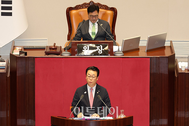 ▲24일 서울 여의도 국회에서 열린 본회의에서 상법 일부개정법률안과 관련해 곽규택 국민의힘 의원이 무제한토론(필리버스터)을 하고 있다. 고이란 기자 photoeran@