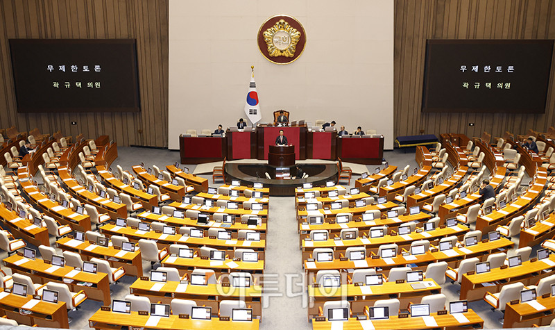 ▲24일 서울 여의도 국회에서 열린 본회의에서 상법 일부개정법률안과 관련해 곽규택 국민의힘 의원이 무제한토론(필리버스터)을 하고 있다. 고이란 기자 photoeran@